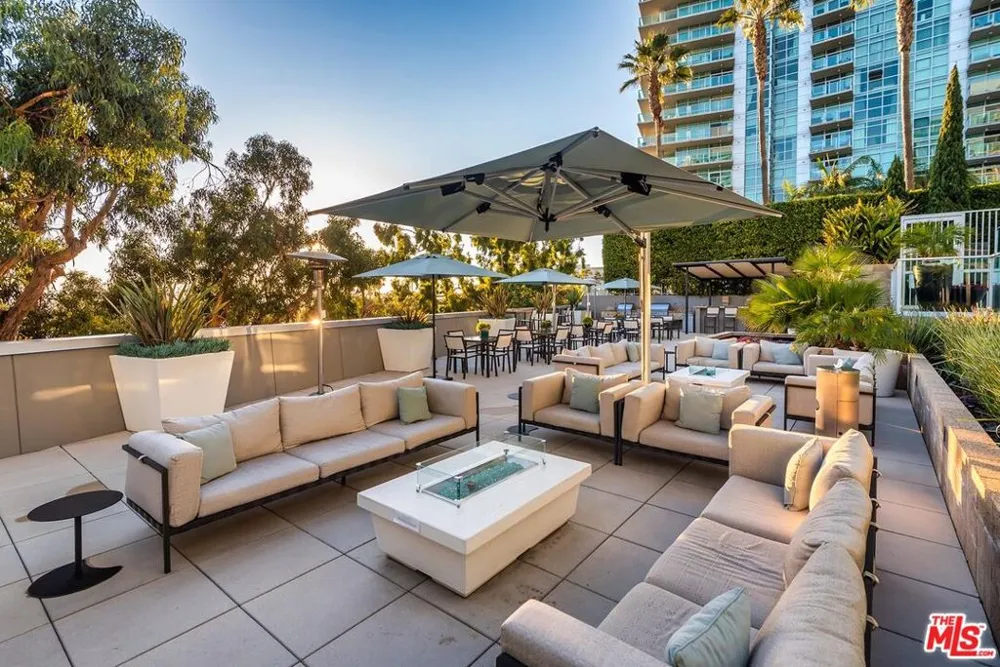 13650 Marina Pointe Drive #704 Marina del Rey, CA 90292