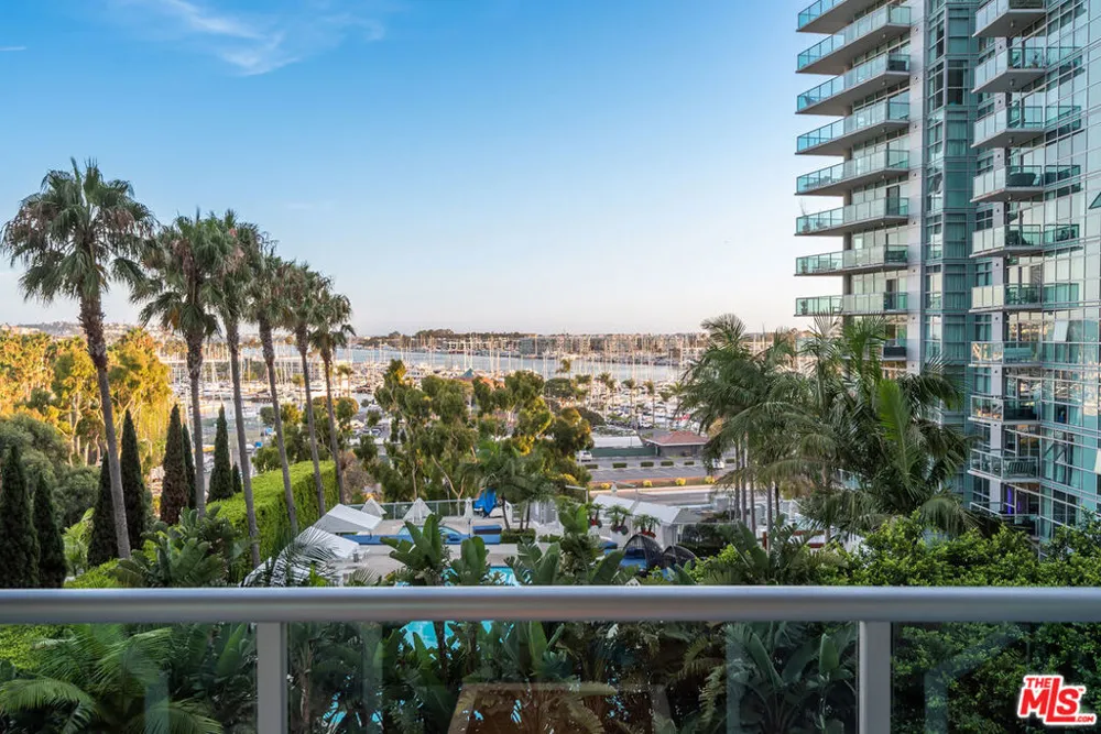 13650 Marina Pointe Drive #704 Marina del Rey, CA 90292