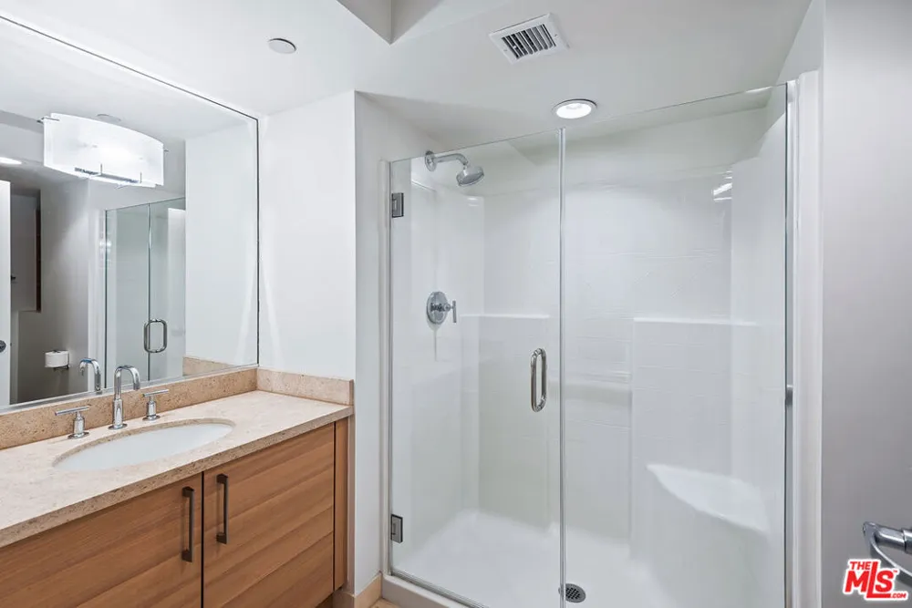 13650 Marina Pointe Drive #704 Marina del Rey, CA 90292