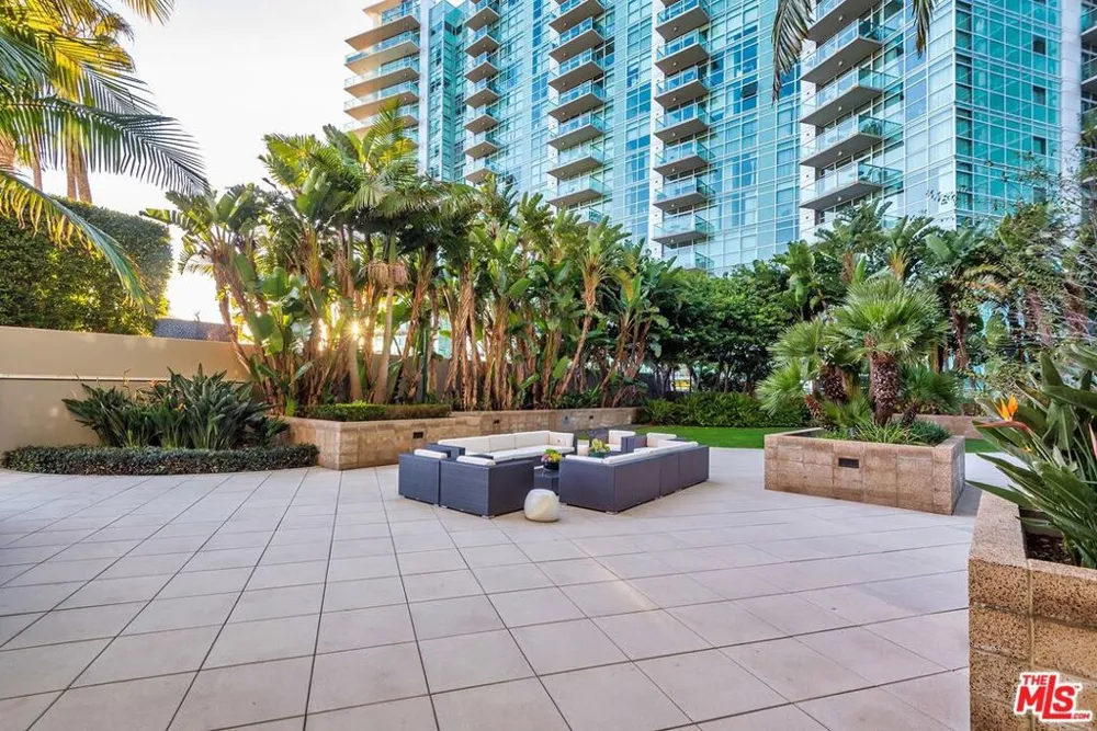 13650 Marina Pointe Drive #704 Marina del Rey, CA 90292