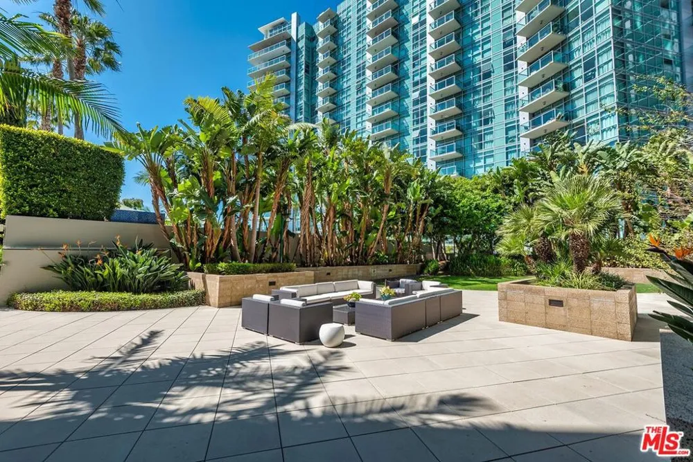 13650 Marina Pointe Drive #704 Marina del Rey, CA 90292