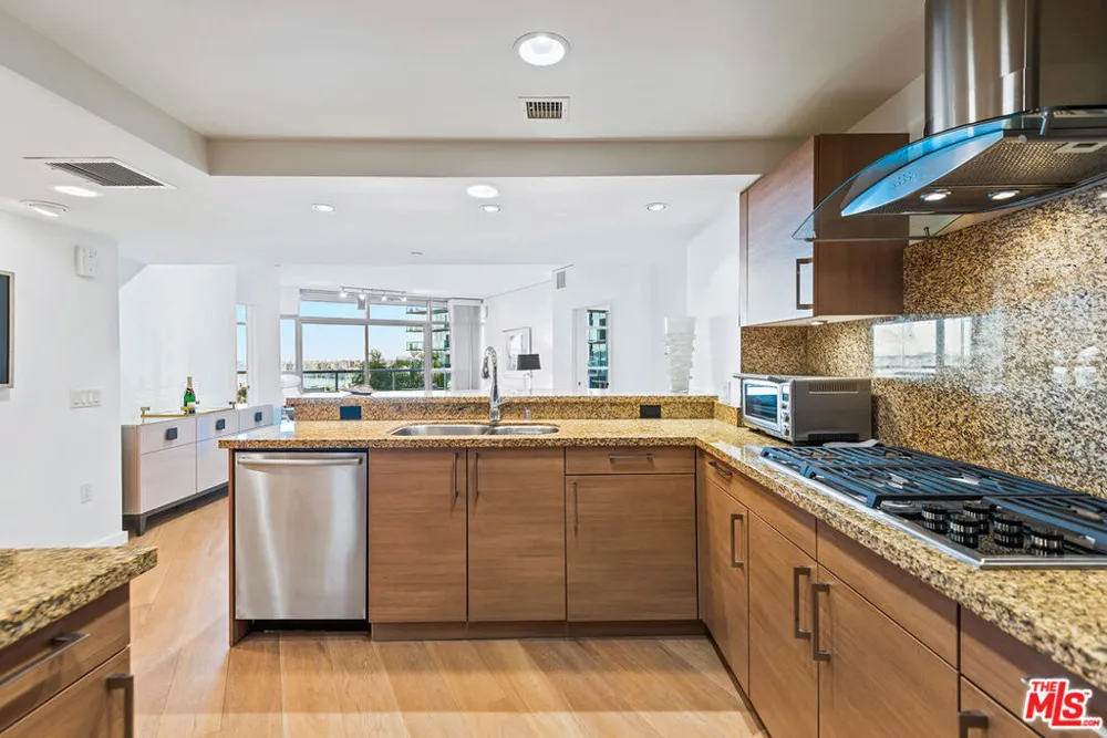 13650 Marina Pointe Drive #704 Marina del Rey, CA 90292