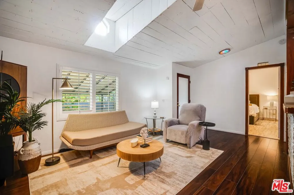 1165 Cherokee Topanga, CA 90290
