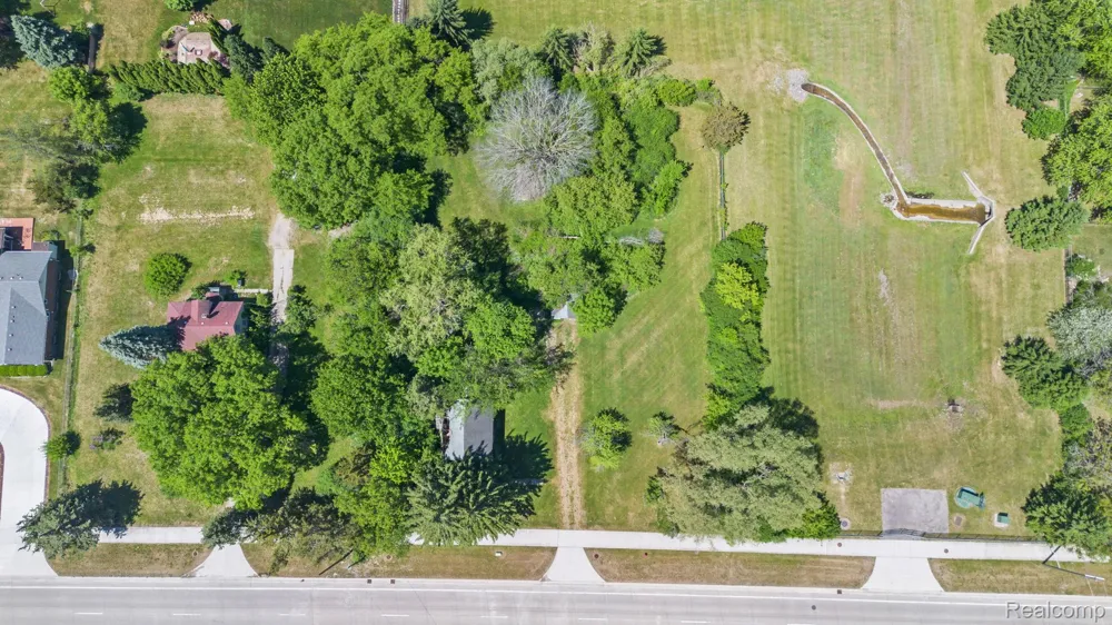 42021 Dequindre Road Troy City, MI 48085