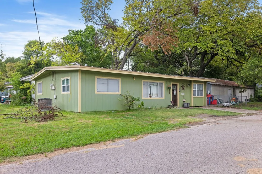 801 Oak Street Bonham, TX 75418