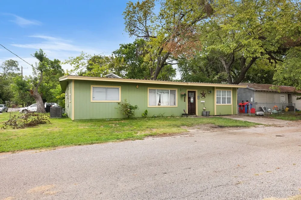 801 Oak Street Bonham, TX 75418