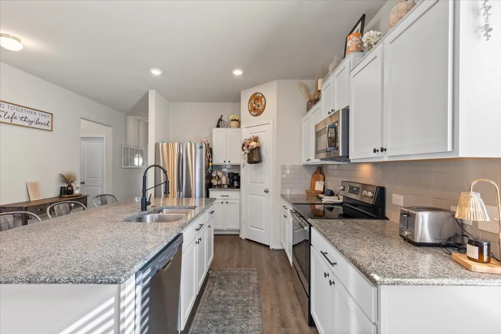 104 Cressida Cove Jarrell, TX 76537