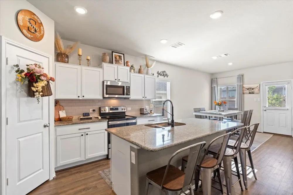 104 Cressida Cove Jarrell, TX 76537