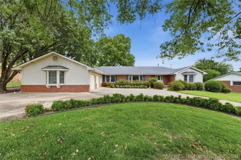 820 W Davis Drive