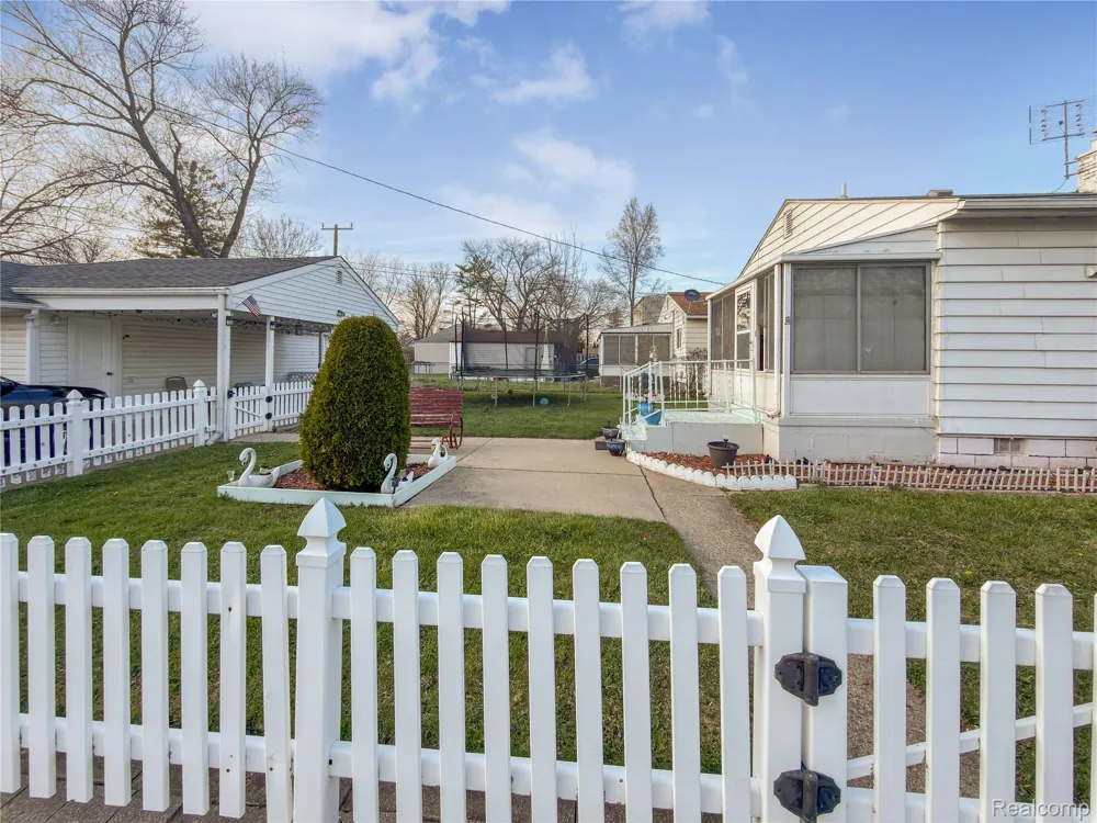 4710 Edgewood Street Dearborn Heights City, MI 48125