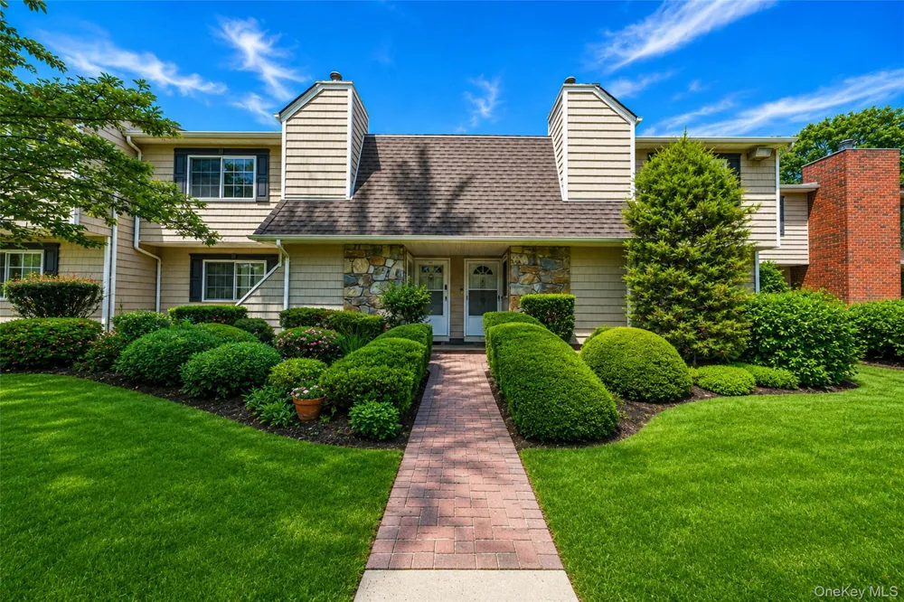 230 Lake Pointe Circle #230 Middle Island, NY 11953