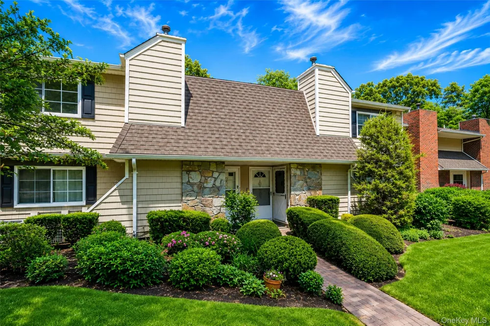 230 Lake Pointe Circle #230 Middle Island, NY 11953
