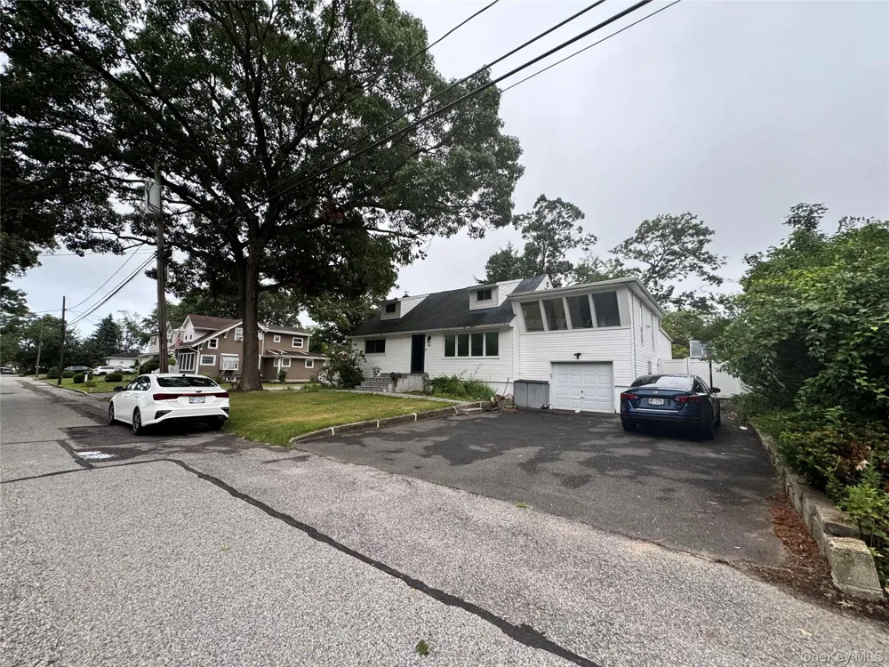 233 S 15th Street Lindenhurst, NY 11757