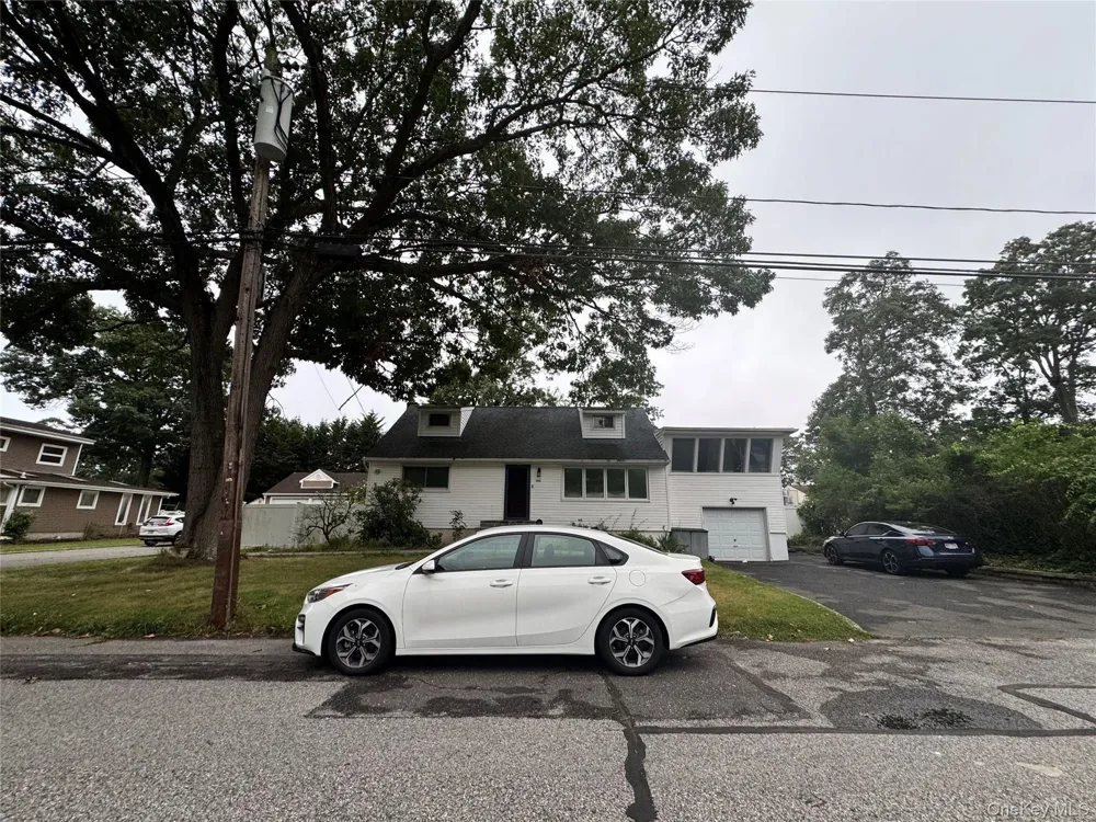 233 S 15th Street Lindenhurst, NY 11757
