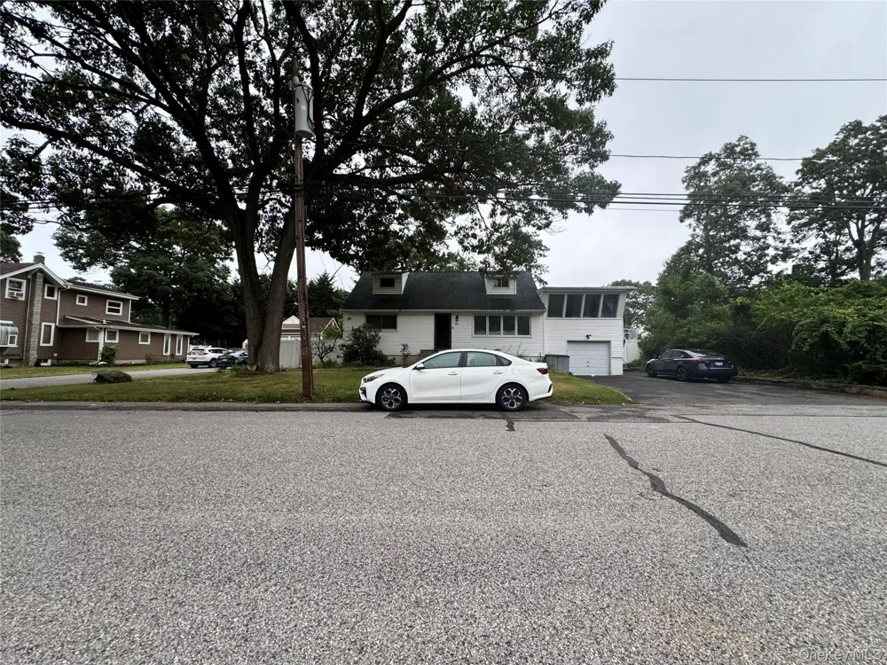 233 S 15th Street Lindenhurst, NY 11757