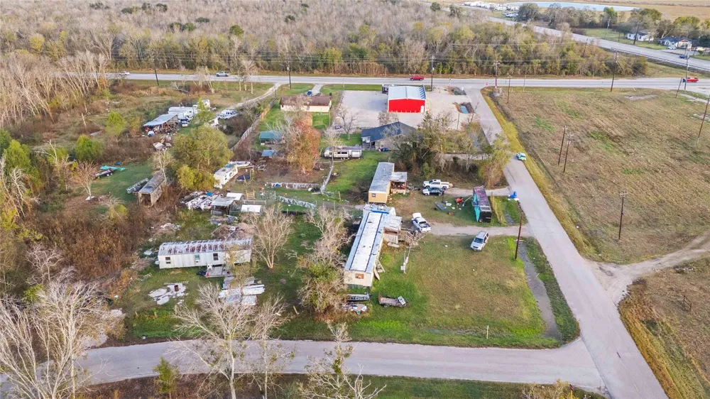 16118 County Road 897 Rosharon, TX 77583