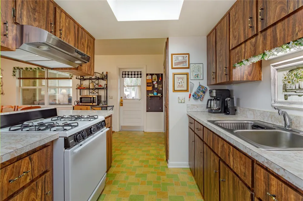 1909 LAKEWOOD AVENUE Ocoee, FL 34761