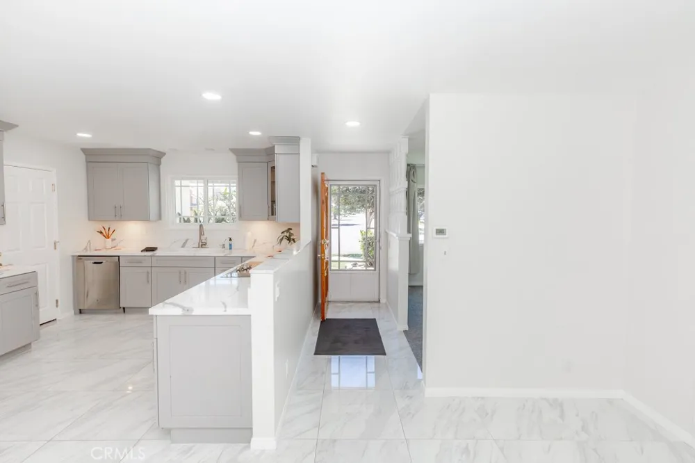 9331 La Cortinilla Avenue Fountain Valley, CA 92708