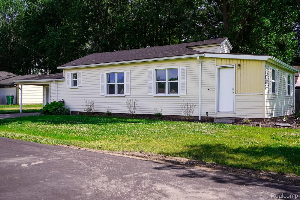 36807 JEFFERSON AVENUE Harrison Charter Township, MI 48045