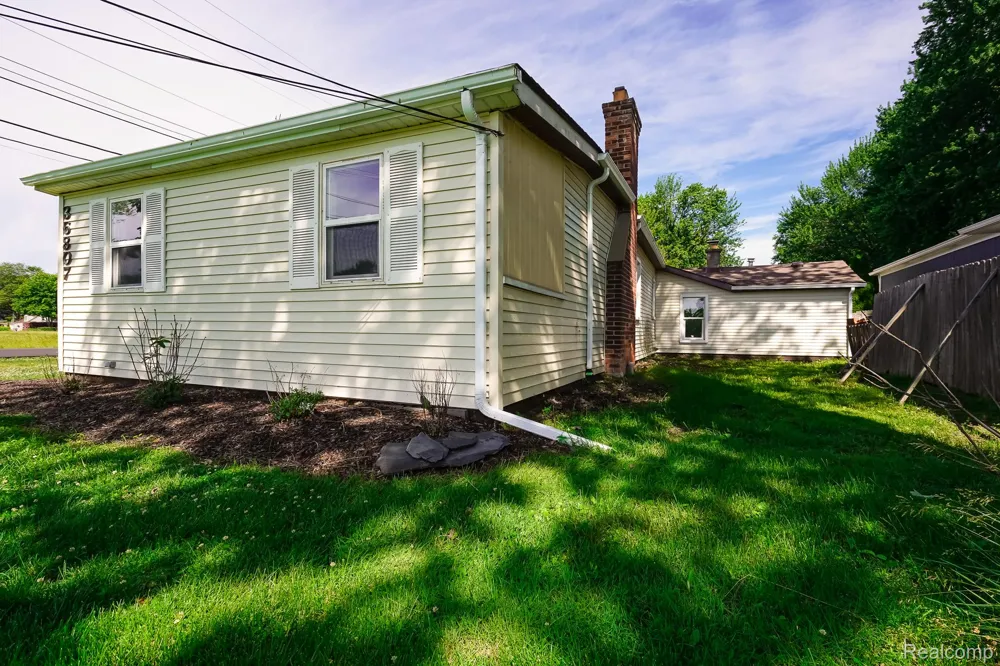 36807 JEFFERSON AVENUE Harrison Charter Township, MI 48045