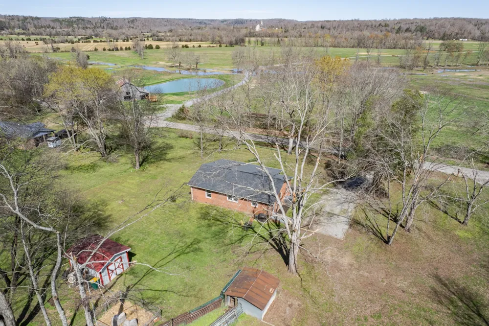 755 Briar Pond Rd Centerville, TN 37033