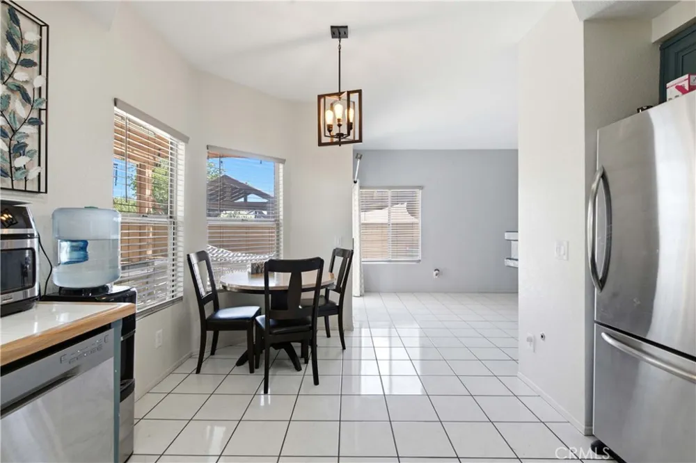 4043 E Avenue R12 Palmdale, CA 93552