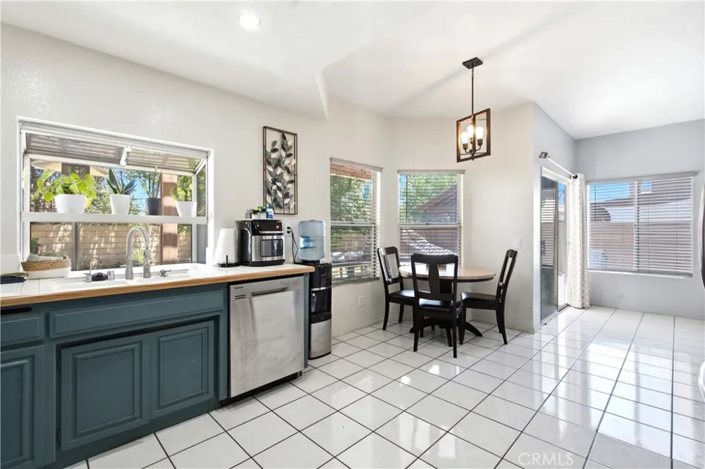 4043 E Avenue R12 Palmdale, CA 93552