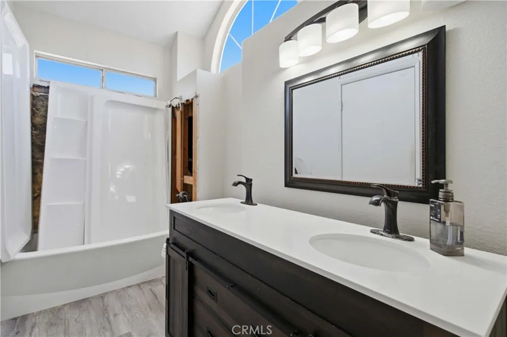 4043 E Avenue R12 Palmdale, CA 93552