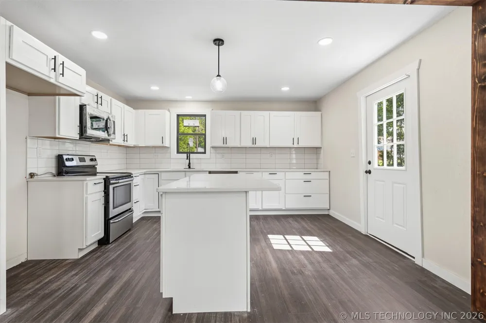 114 E Vinita Sulphur, OK 73086