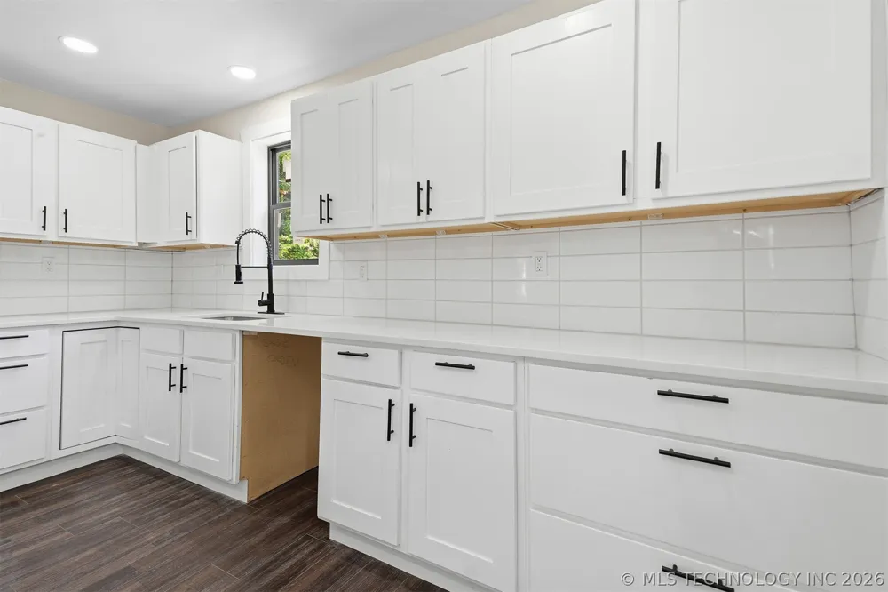 114 E Vinita Sulphur, OK 73086