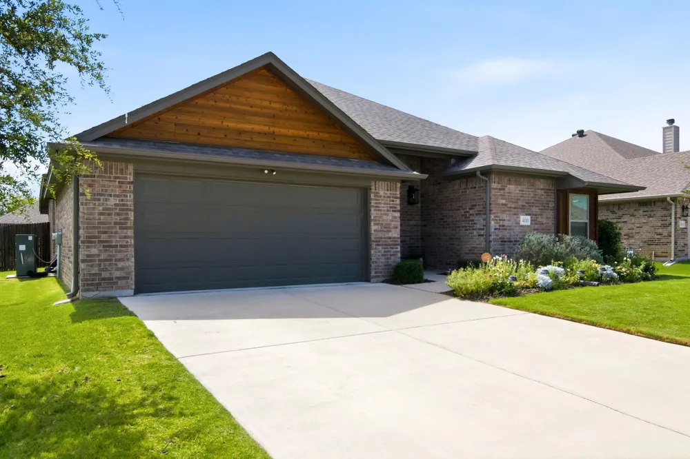 400 Brinkley Drive Saginaw, TX 76179