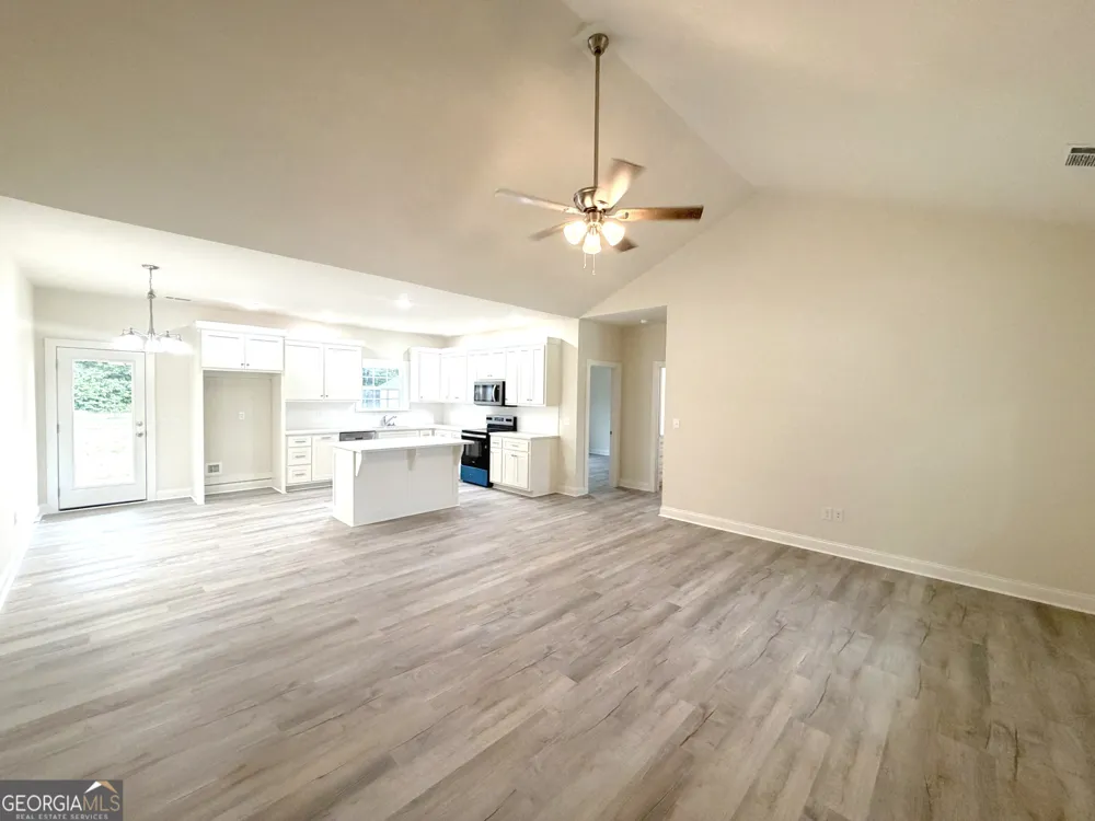 2633 Paoli ST Comer, GA 30629