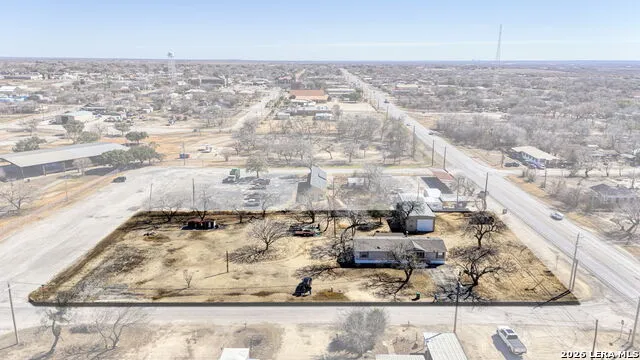 708 Mesquite Jourdanton, TX 78026