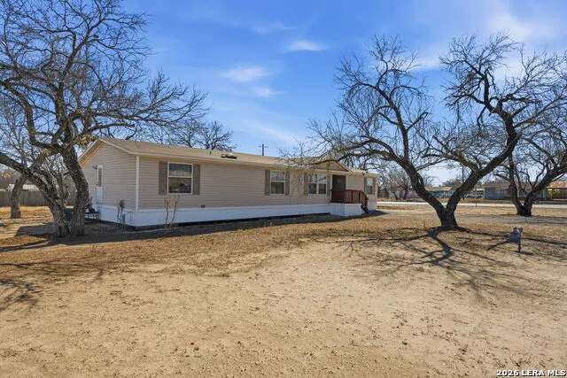 708 Mesquite Jourdanton, TX 78026