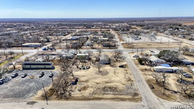 708 Mesquite Jourdanton, TX 78026