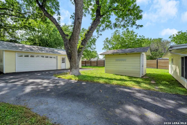 301 Riverside Drive Kingsland, TX 78639