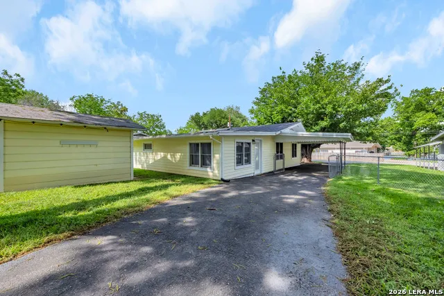 301 Riverside Drive Kingsland, TX 78639
