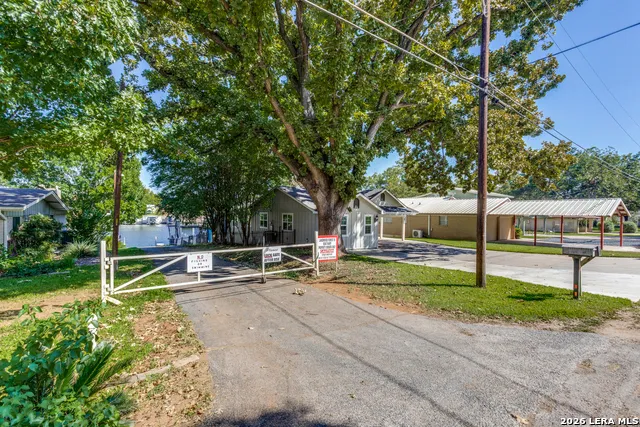 301 Riverside Drive Kingsland, TX 78639