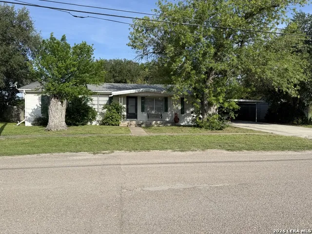 208 S Caves Three Rivers, TX 78071