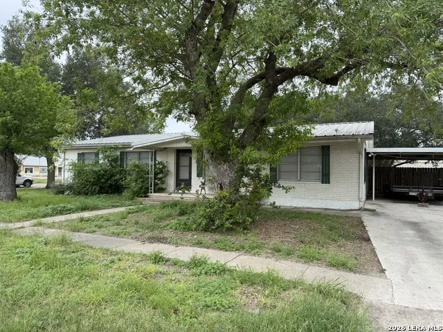 208 S Caves Three Rivers, TX 78071