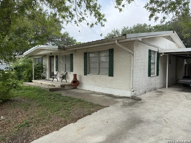 208 S Caves Three Rivers, TX 78071