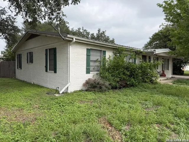208 S Caves Three Rivers, TX 78071