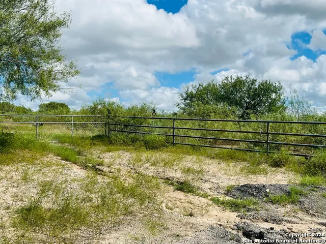 132 County Road 135 George West, TX 78022
