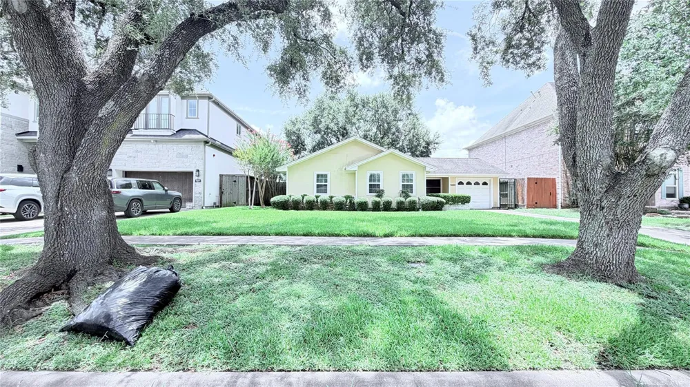5235 Mimosa Drive Bellaire, TX 77401