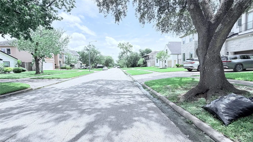 5235 Mimosa Drive Bellaire, TX 77401