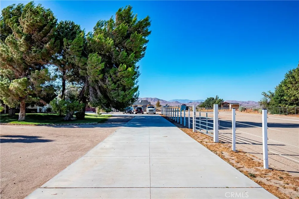 7601 Dogwood Avenue Rosamond, CA 93560