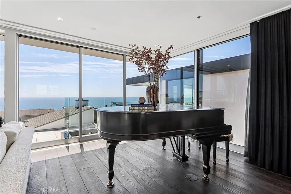 2417 Crest Manhattan Beach, CA 90266