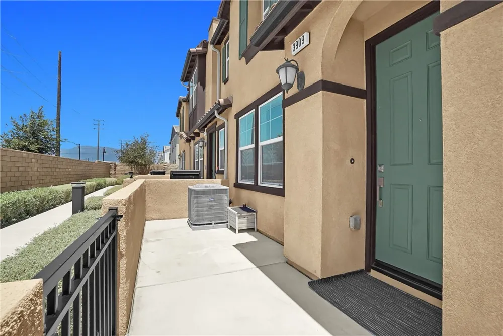 3909 E Carmel Privado Ontario, CA 91761
