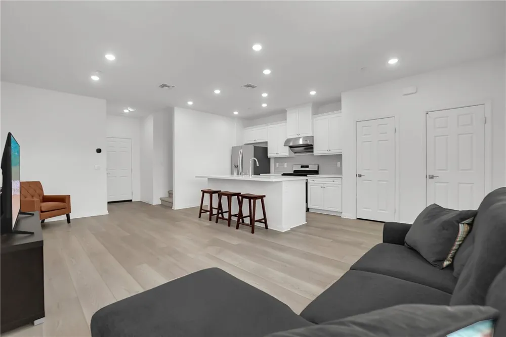 3909 E Carmel Privado Ontario, CA 91761