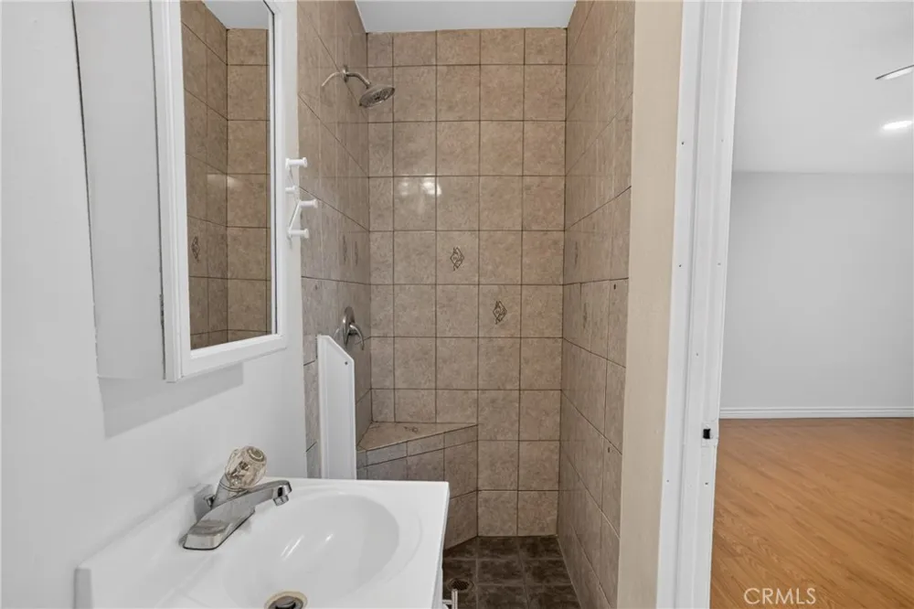 8828 Burnet Ave #9 North Hills, CA 91343